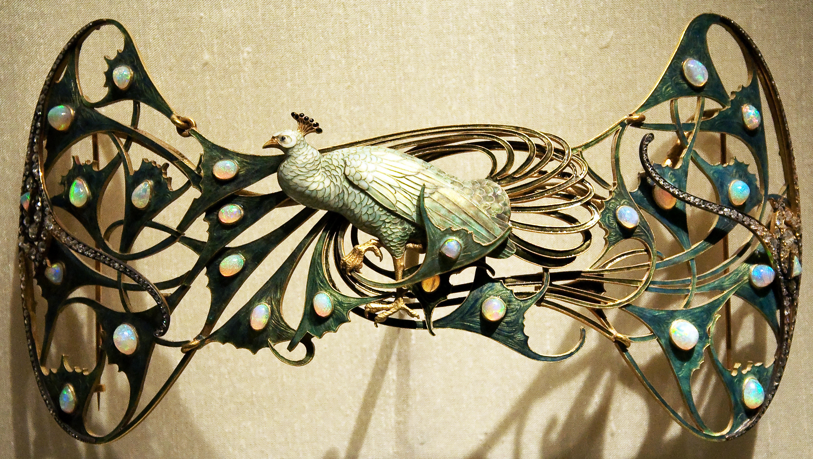 1898-1900 René Lalique, Peacock pectoral, 1898-1906.jpg